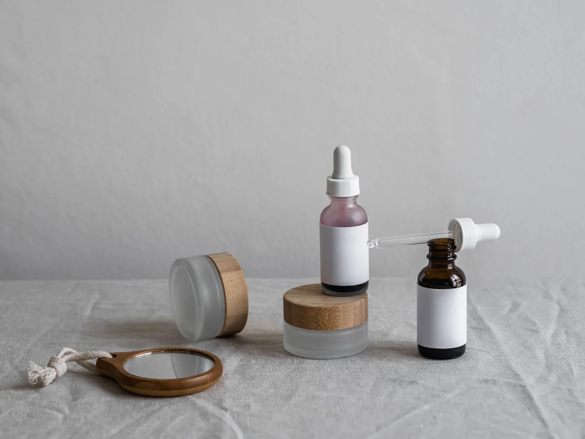 Flacons de cosmétiques et pots sur une table claire