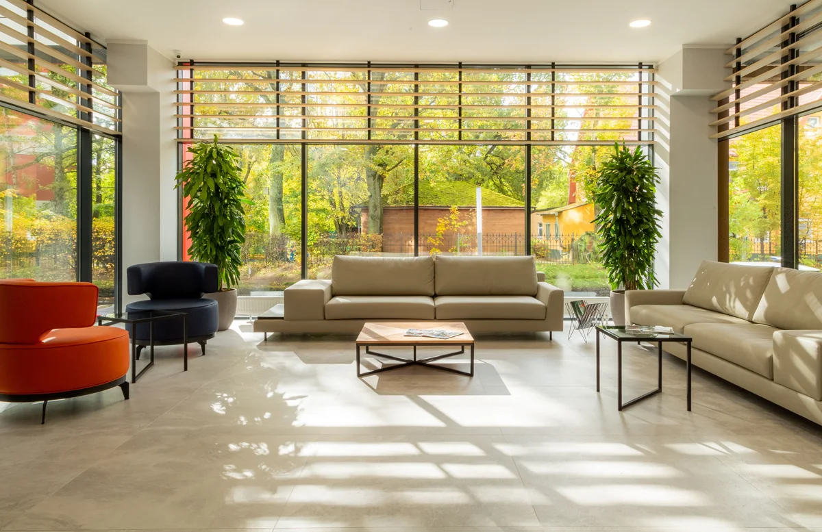 Intérieur lumineux avec canapés et grandes baies vitrées